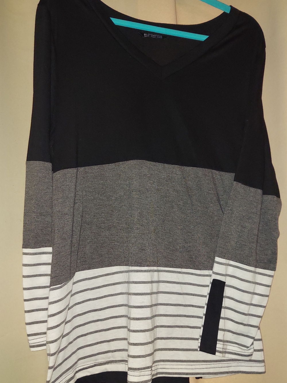 Colorblock V-Neck Sweater - Black & Gray